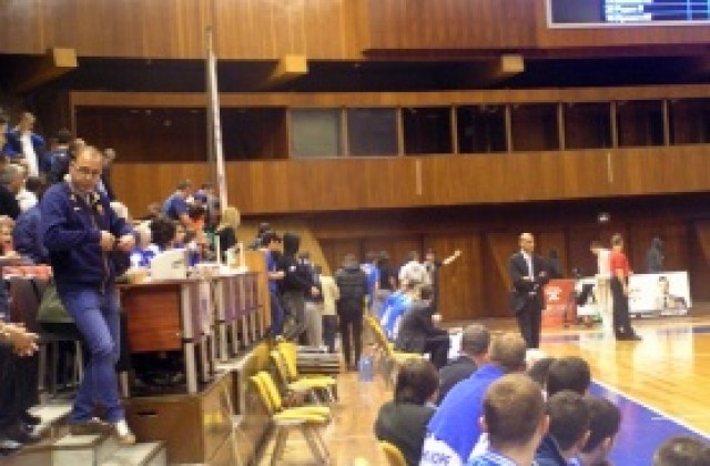 Пак напрежение в Двореца във Варна, агитката на Левски напусна залата