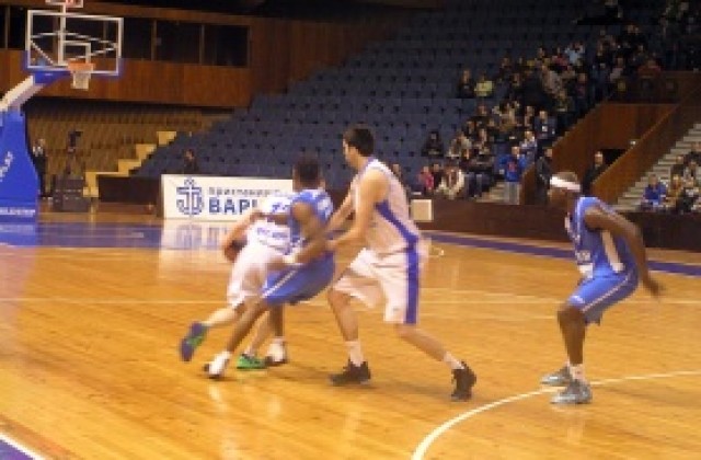 Левски остана в играта, измъкна щастлив успех от Варна