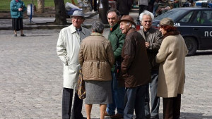 Предвижда се мъжете и жените да се пенсионират на 65