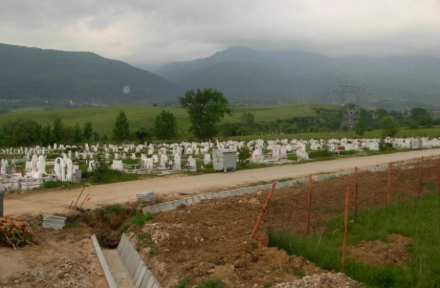 Пипнаха крадци на метали, работили и в гробищния парк