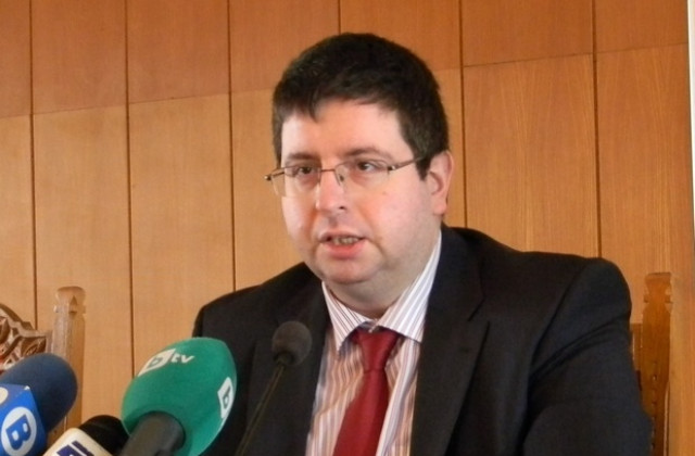 Министър Чобанов: Няма нова програма за пенсионната реформа