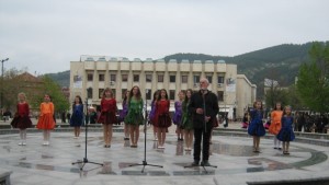 Около 200 фиданки бяха раздадени на пл Свобода в Дупница