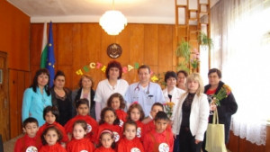 Деца поздравиха здравните работници в Бяла черква