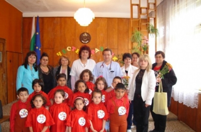 Деца поздравиха здравните работници в Бяла черква