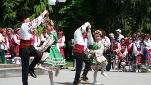 Над 250 деца пеят и танцуват на Цветница в Стара