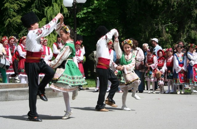 Над 250 деца пеят и танцуват на Цветница в Стара Загора