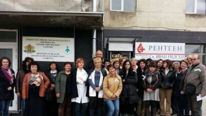 Служители на РЗИ протестираха символично днес