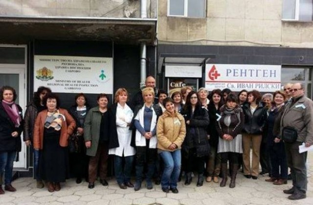 Служители на РЗИ протестираха символично  днес