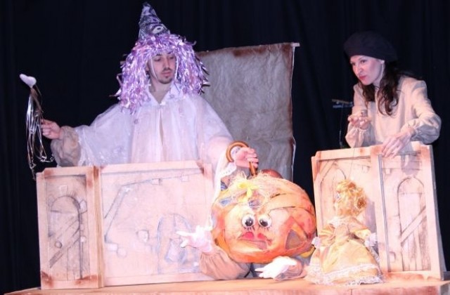Пепеляшка премиерно се превръща в принцеса на сцената на Куклен театър