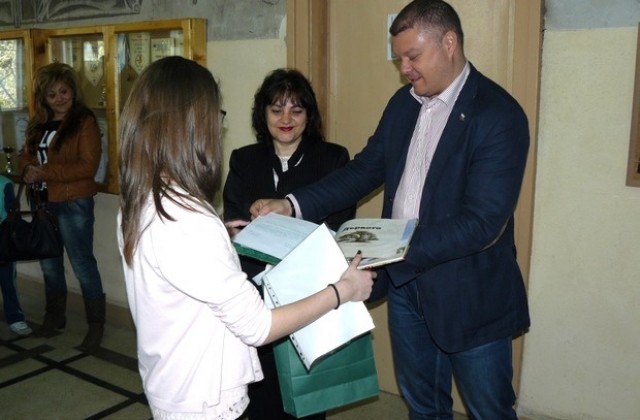 Деница Вълчева става директор за един ден на Горското стопанство