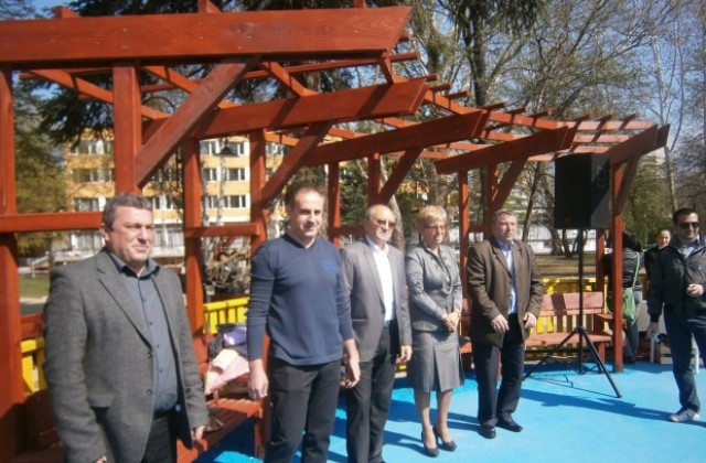 Откриха нова детска площадка до балнеосанаториума в Кюстендил