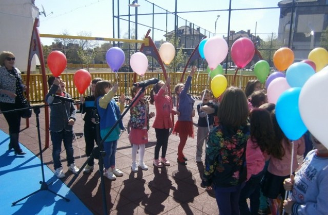 Откриха благоустроен парк с три детски площадки и многофункционално игрище в Кюстендил