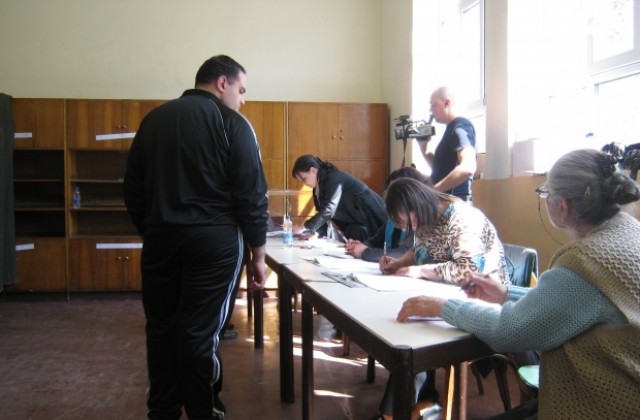 Съдът ще брои ръчно бюлетините от Овчарци, проверяват валидността на личните карти на гласувалите