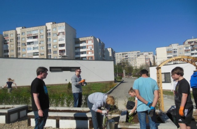 Швейцарски доброволци работят отново в  ЦНСТ Сияние Кюстендил