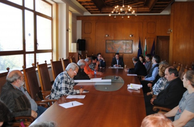 Кмет и архитекти обсъдиха бъдещето на Старото военно училище