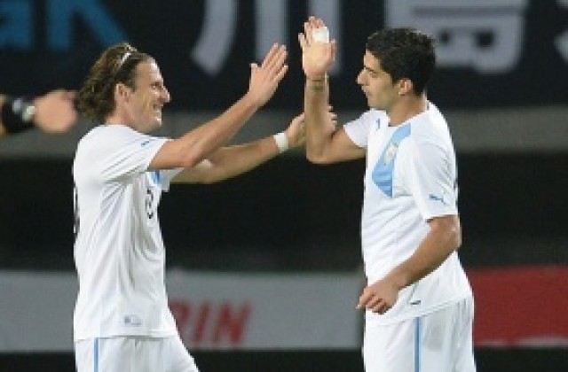 Форлан: Суарес трябва да отиде в Манчестър Юнайтед