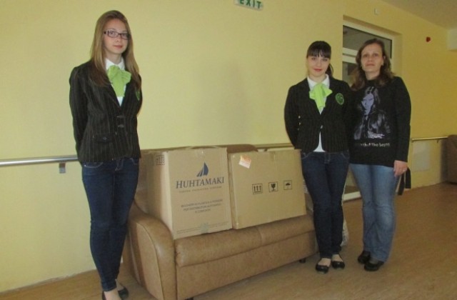 Ученици дариха дрехи на социално заведение