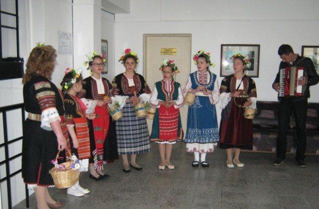 Лазарки изненадаха администрацията в Сапарева баня