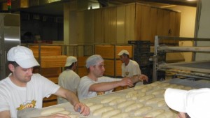 Инспектори и журналисти провериха фирма за хляб в Кюстендил