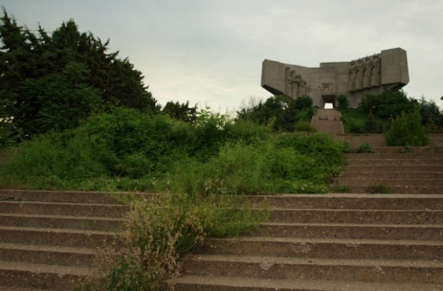 Проблем със собствеността бави реновирането на паметника на Българо-Съветската дружба