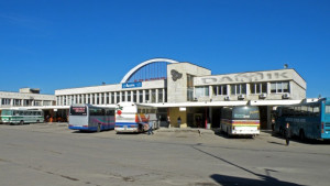 Задържаха криминално проявен заради боен пистолет и кражба на пари