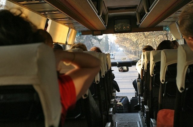 Автобус блъсна кола и вкара в болница 22-годишна пътничка