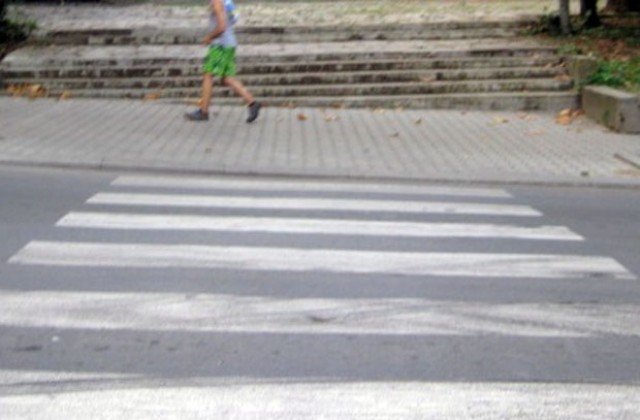 19-годишен шофьор подпря мъж на пешеходна пътека