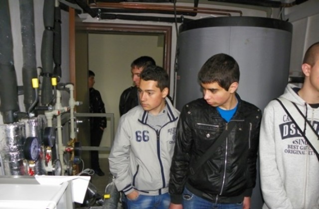 Бъдещи електротехници „инспектираха“ габровската пасивна къща