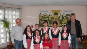 Лазарки поздравиха общинарите в Елена