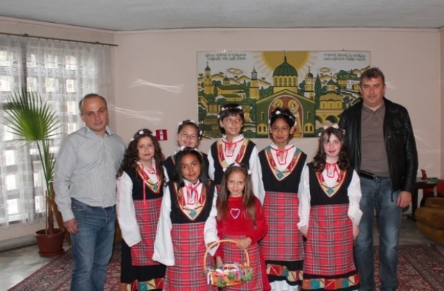 Лазарки поздравиха общинарите в Елена