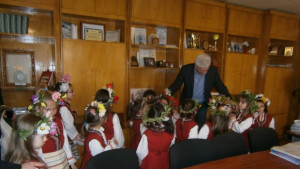 Лазарки гостуваха на кмета Методи Чимев