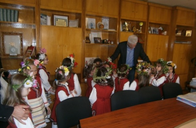 Лазарки гостуваха на кмета Методи Чимев