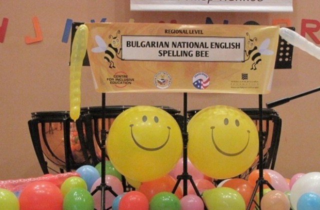 Ученици мерят знания по английски в състезанието Spelling Bee