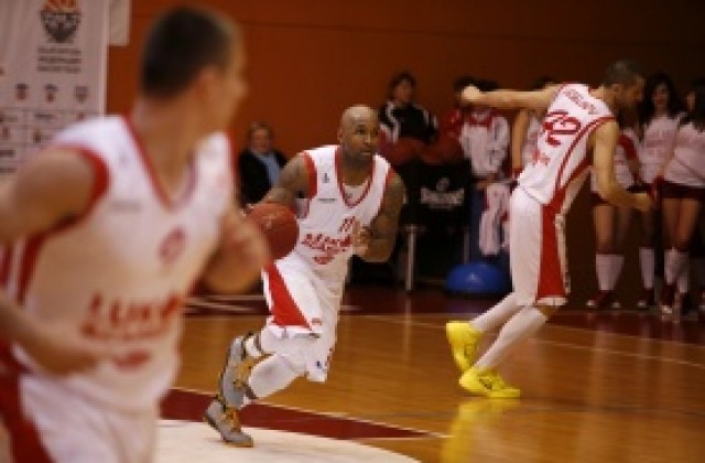 Лукойл вдига двама за дербитата следващата седмица, Костов остава под въпрос