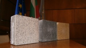 Грапави плочки по австрийски лиценз покриват площад Възраждане