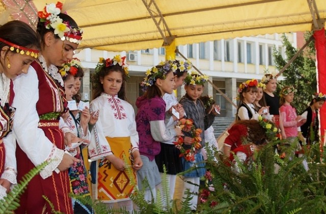Конкурси за венец и носия на Цветница в Димитровград