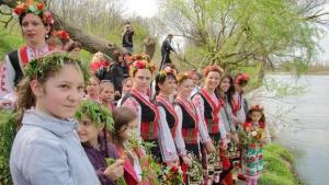 Лазаровден момите плетат венци