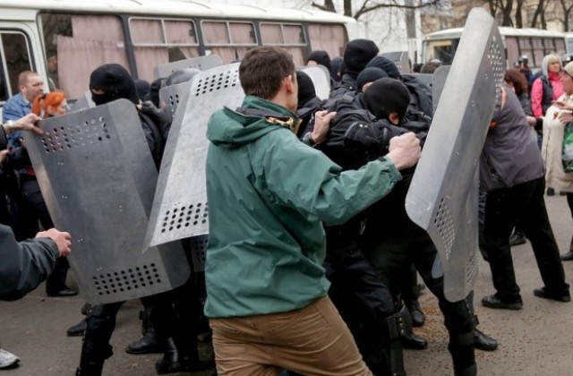 Въоръжени мъже завзеха сграда на милицията в Източна Украйна