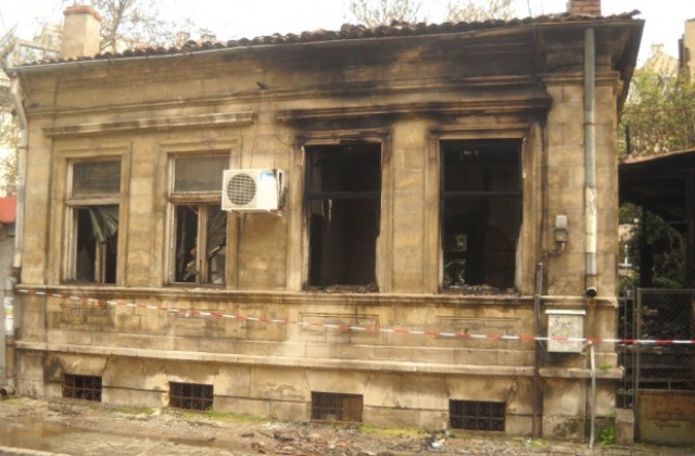 Къща, паметник на културата, горя на метри от Общината