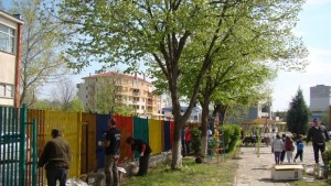 Съветници боядисаха оградата на найголямата детска градина в Димитровград