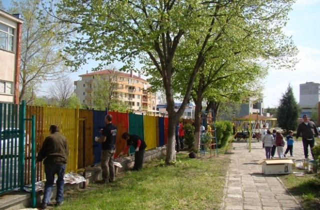 Съветници боядисаха оградата на най-голямата детска градина в Димитровград
