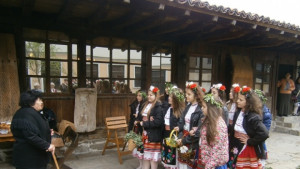 Лазарки зарадваха еленчани стопанки ги дариха с яйца и домашна