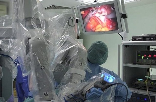 Първа в страната успешна операция от рак на дебелото черво с Да Винчи-SI