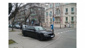 Майки ще протестират заради колите по тротоарите