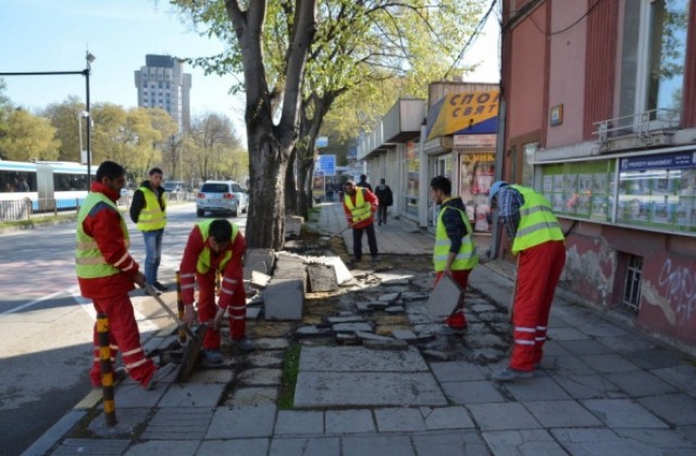 До 24 май тротоарът на бул. Мария Луиза ще е с нови павета