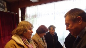 Кметът на Шумен подари козунаци на пенсионери от града