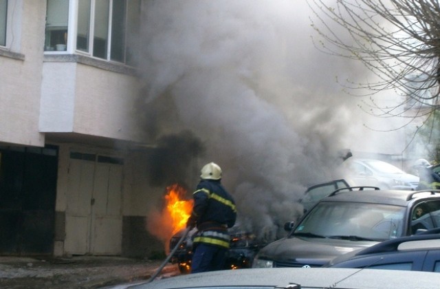 Пожар унищожи VWPassat на улица в Девети квартал