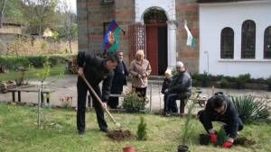 Младежи от ГЕРБ в Сухиндол залесиха църковен двор украсиха храма