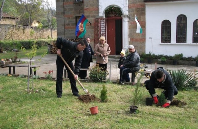 Младежи от ГЕРБ в Сухиндол залесиха църковен двор, украсиха храма с цветя преди празниците