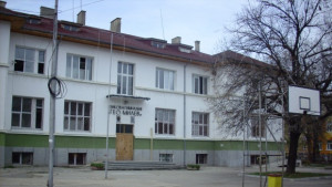 Областният управител награждава учител от Езикова гимназия